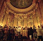 Un grupo admira la gran cúpula de San Francisco el Grande.