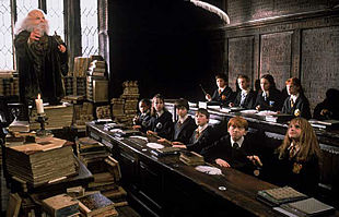 Harry Potter y sus colegas asisten a clase en el colegio Hogwarts de magia, en un fotograma de la película  Harry Potter y la piedra filosofal. 