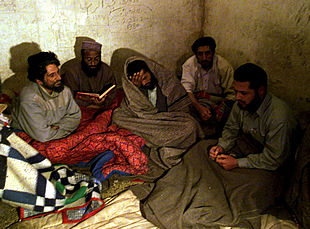 Prisioneros extranjeros acusados de combatir junto a los talibanes leen el Coran en una prisión de Kabul.