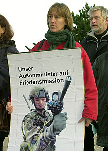 Cartel crítico de Los Verdes: 'Nuestro ministro de Exteriores en misión de paz'.