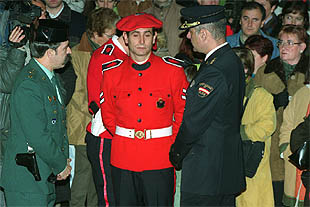 Un guardia civil, un  ertzaina  y un policía nacional conversaban en el funeral por Ana Arostegi, ayer en Mungia.