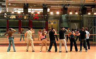Los concursantes de Operación triunfo preparan un baile en la sala de ensayo.