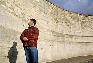 Mohamed Garne, en París, junto a una valla del cementerio de Pere Lachaise.