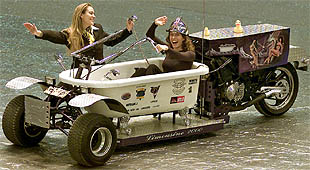 Dos modelos enseñan una limusina insólita.