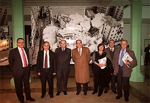 De izquierda a derecha: José Vicente de Juan, Miguel Ángel Aguilar, Antonio Fontán, Miguel Ángel Gozalo, Nativel Preciado y Chumy Chúmez, en la exposición sobre el diario  Madrid. 