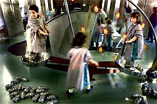 Varios niños, ayer, en el Clic del Museo de la Ciencia de Barcelona.