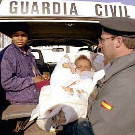 Nueva travesía de un bebé por el Estrecho