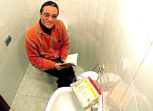 Lupo Cisnea, autor y director  de Alivio,  una colección creada para leer en el baño.