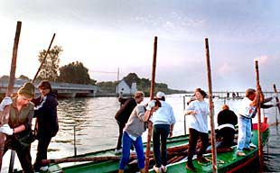 Las cinco mujeres demandantes en el lago de L'Albufera.