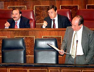 Rato, en su intervención en el pleno del Congreso. Detrás, Vicente Martínez Pujalte y Rafael Hernando.
