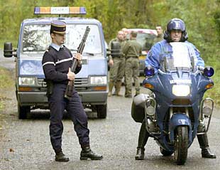 Gendarmes desplegados ayer en el sur de Francia en busca de los terroristas.