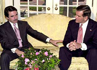 El presidente José María Aznar, junto al director de Seguridad Interior de Estados Unidos, Tom Ridge.