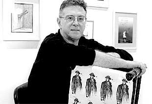 Juan Carlos Eguillor, ayer, junto a varias de las obras que componen su nueva exposición en Bilbao.