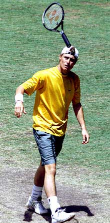 Lleyton Hewitt arroja su raqueta en un gesto de rabia.