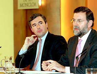 Acebes atiende las explicaciones que ayer daba Rajoy tras el Consejo de Ministros.