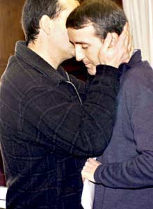 Roberto Zabala recibe la felicitación de un vecino tras anunciar su renuncia.