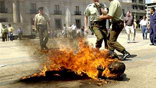 El cuerpo de Eduardo Miño yace envuelto en llamas frente al palacio de la Moneda.