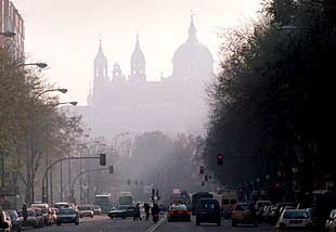 UNA NUBE DE HUMO CUBRE MADRID.