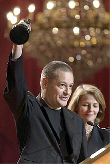 Jean-Pierre Jeunet recoge el premio a la mejor película europea por  Amélie.  Junto al director, la actriz Charlotte Rampling.