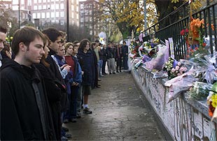 Admiradores de George Harrison, frente al muro de los estudios de Abbey Road en Londres.