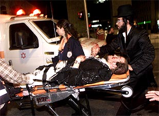 Al menos cuatro cadáveres yacían anoche en la calle de Ben Yehuda tras los dos atentados suicidas de Jerusalén.