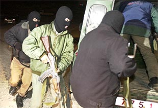 Policías palestinos, durante el arresto de un militante radical en su casa de Hebrón.