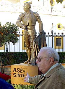 Estado en el quedó la estatua de Curro Romero.