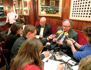 Fernando Checa, rodeado de periodistas, en el café Gijón de Madrid.