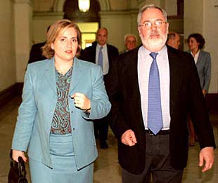 María Ángeles Ramón-Llin, con Miguel Arias Cañete, ayer en Madrid tras la reunión.