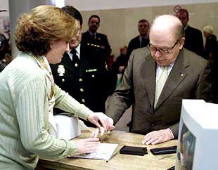 Pujol ya tiene su nuevo DNI bilingüe