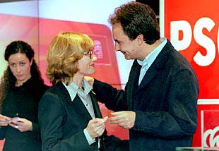 Rodríguez Zapatero presidió ayer la entrega, en un acto simbólico, de los nuevos carnés del partido.