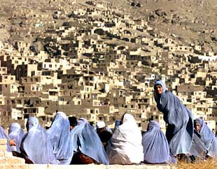 Un grupo de mujeres afganas, ataviadas con el    burka , espera la distribución de ayuda humanitaria en Kabul.