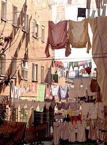 Ropa tendida bajo el 'pasillo aéreo'