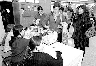 Estudiantes votan en una de las facultades del campus de Leioa de la UPV.