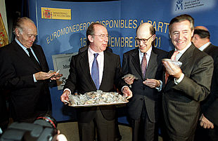 Luis Valls, Rodrigo Rato, José Luis Leal y Miguel Blesa, en la presentación ayer de los  euromonederos .