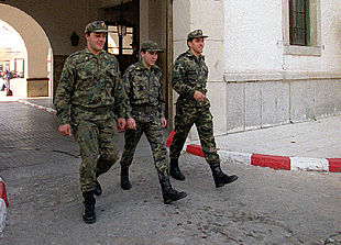 Manuel Infantas, Antonio Candela y Luis Rodríguez, a su salida del cuartel de Canillejas.