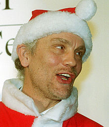 JOHN MALKOVICH HACE DE PAPÁ NOEL.