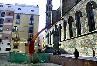 El pebetero del Fossar de les Moreres, listo para ser prendido