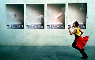 Una de las participantes en Observatori 2001 pasa por delante la obra  Apariencia,  de Veronique B. Chanteau, antes de la inauguración.