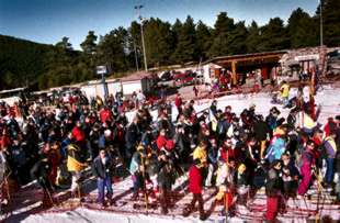 Un puente con miles de esquiadores y la nieve justa