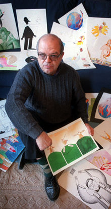 Juli Sanchis,  Harca , con algunos de sus dibujos en su casa.