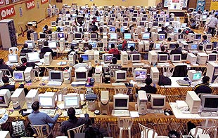 Jóvenes participantes de la Party Valverde, el maratón informático celebrado en Huelva.