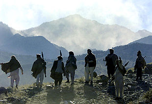 Guerrilleros antitalibanes, en un valle de la zona de Tora Bora tras un bombardeo de los B-52.