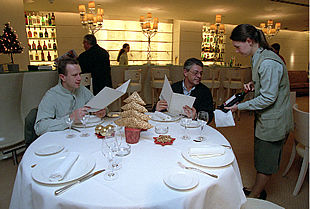 Unos clientes consultan la carta de platos del hotel Hesperia.