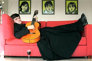 El  padre  Monzón, fotografiado el miércoles en su parroquia madrileña.