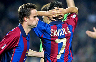 Overmars y Saviola se lamentan tras una jugada.