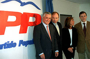 Javier Arenas, Pío García Escudero, Ana Mato y Rafael Hernando, ante el nuevo logotipo del PP.