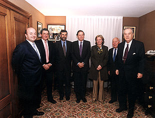 De derecha a izquierda, los miembros del jurado Santiago de Ybarra, Jesús de Polanco, Catalina Luca de Tena, Fernando falcó, Carlos muñoz Repiso, Alfonso de Salas y Pablo Antoñanzas.