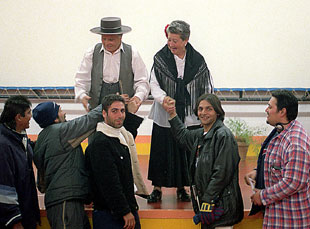 Salud Macías y Francisca Barragán, rodeadas de internos  ayer en la prisión de Sevilla.
