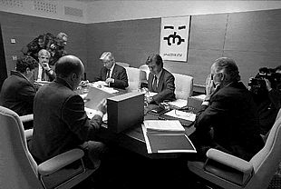 Atutxa (derecha), ayer, junto al resto de miembros de la Mesa del Parlamento vasco.